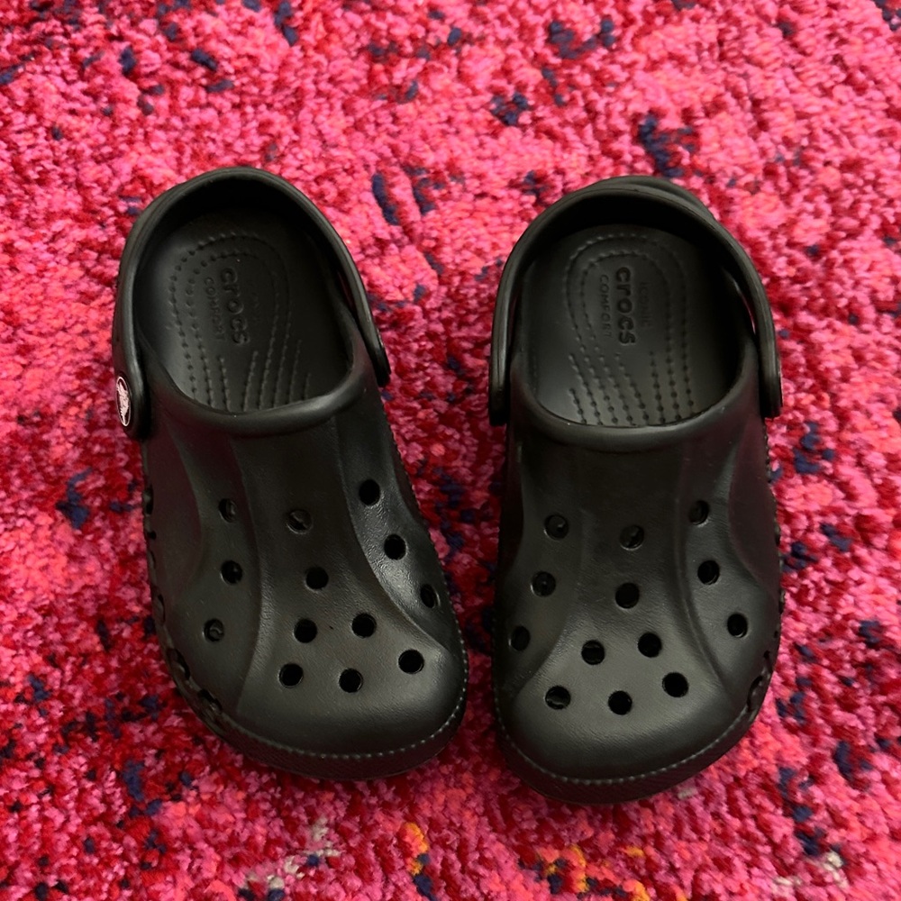 Crocs • black slip on crocs